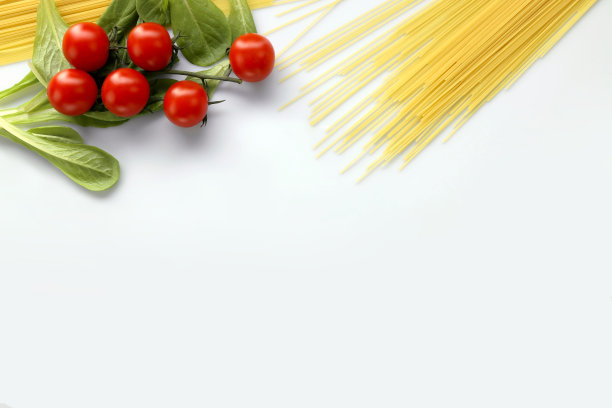 传统配料食品意大利面意大利面。地中海式意大利晚餐概念背景。干意大利面，罗勒，西红柿。白色背景。顶部视图与复制空间图片下载