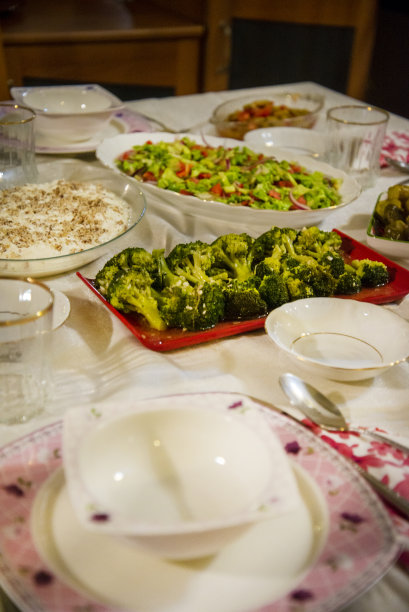 红色盘子里有西兰花沙拉。餐桌的景色图片下载