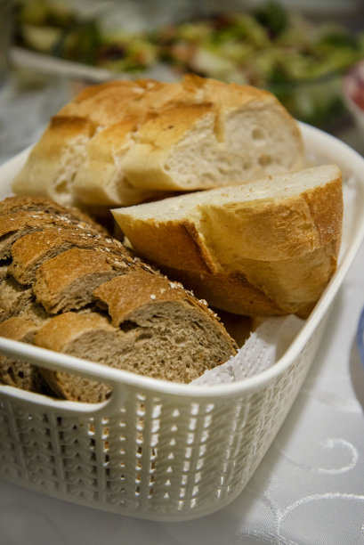 篮子里有白面包和全麦面包图片下载