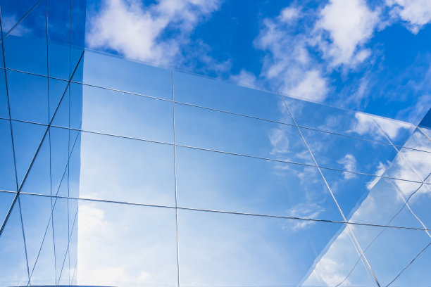 建筑物玻璃表面云朵中的天空反射图片下载