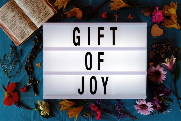 灯箱潮流中的快乐礼物图片下载