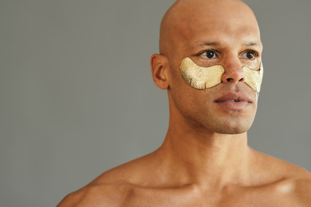 年轻的非裔美国人戴着金色眼罩。图片下载