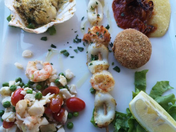 开胃菜盘煮熟的海鱼图片下载