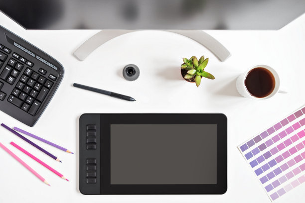 现代设计师的工作空间与图形平板，显示器，键盘，白色背景上的多肉植物。从以上观点。平的风格。图片下载
