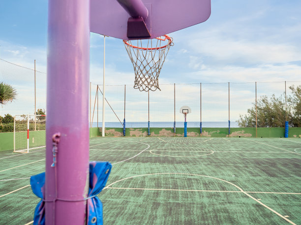 老式篮球场没有人，海边有蓝天白云图片下载