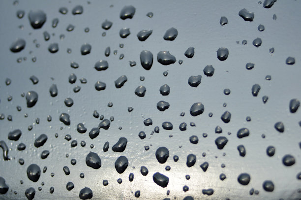 黑色表面上的深水水珠和一些水珠是模糊的图片下载