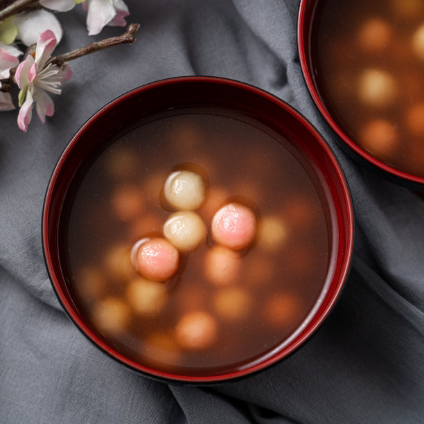 红白汤圆配糖浆汤。图片下载