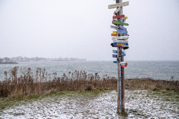在冬季风暴中使用位置标识图片下载