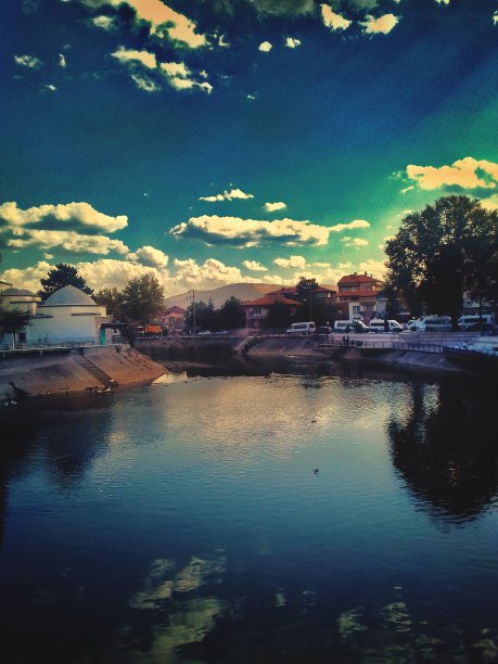 太阳光线与城市和天空的和谐图片下载