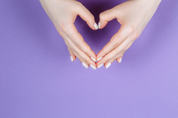 紫罗兰色背景上的圣诞白色美甲图片下载