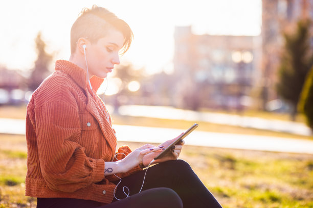 一名年轻女子在大学里使用平板电脑图片下载