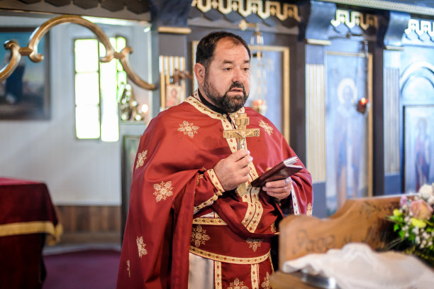 宗教牧师在宗教礼拜仪式上手持神圣的基督教十字架图片下载