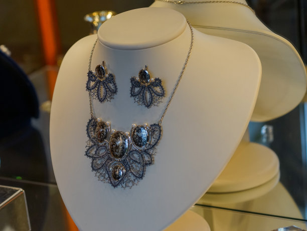 在人体模型上用人造珠宝制成的妇女首饰图片下载