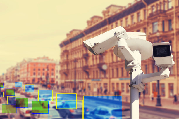 视频监控与安防技术的概念。视频监控摄像机在城市道路的背景下与汽车。定义区图片下载