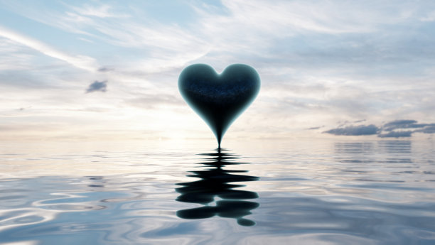 夕阳下水中的心影。情人节图片下载