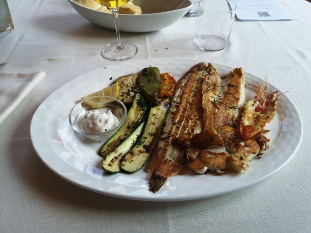 烤鱼菜肴配餐图片下载