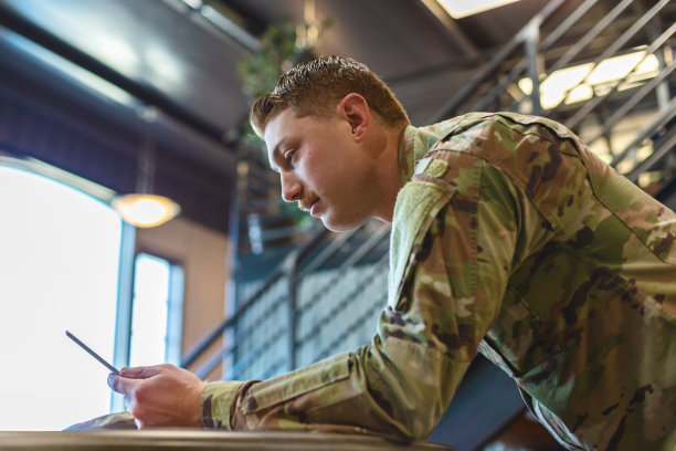 专业工作白人男性国民警卫队军官在办公室设置使用技术照片系列图片下载