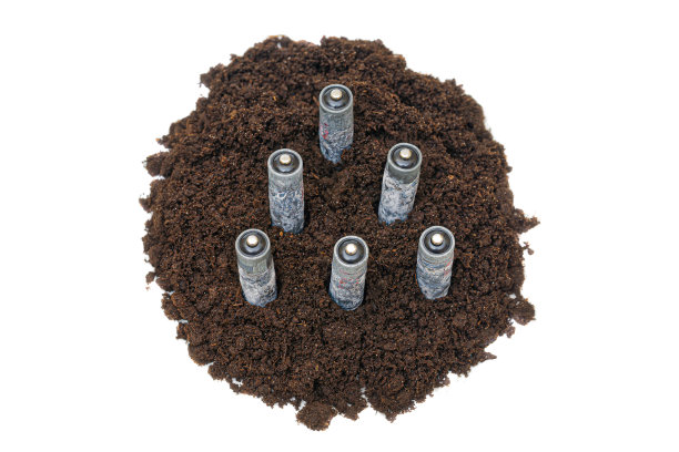 腐蚀电池在土壤上隔离白色图片下载