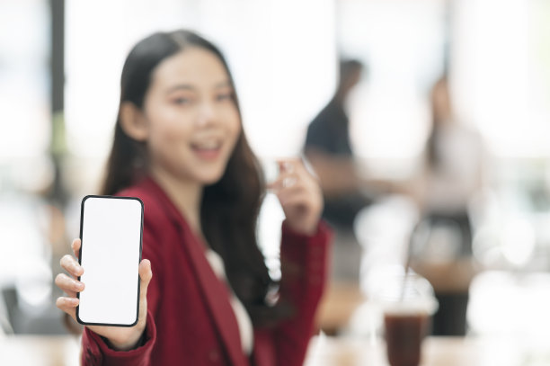 女人手握智能手机，屏幕显示空白。图片下载