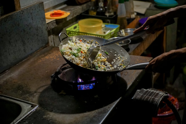 用炒锅烹饪的过程图片下载