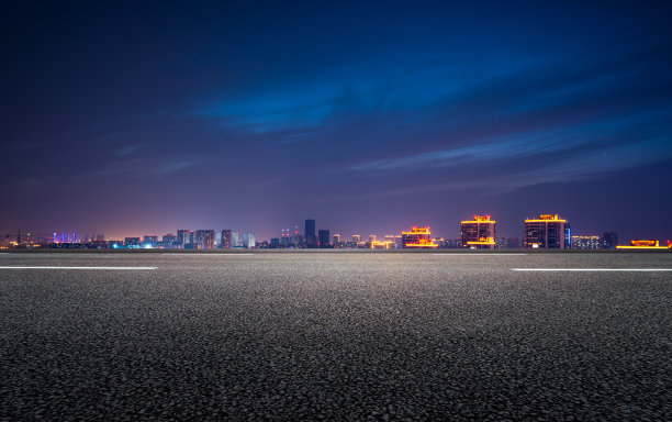柏油路前的城市夜景图片下载