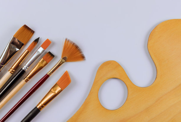 调色板上的颜料颜料艺术画笔白色背景图片下载