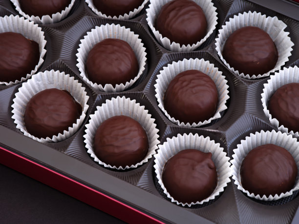 装满巧克力糖果的盒子。图片下载