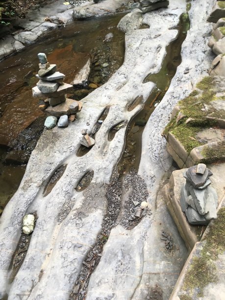 罗杰斯河下游的洞墙图片下载