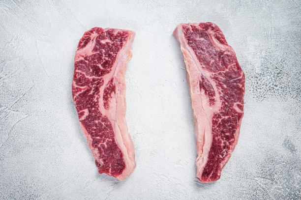 Striploin牛排或纽约牛排，生牛肉屠宰切肉。白色背景。俯视图图片下载