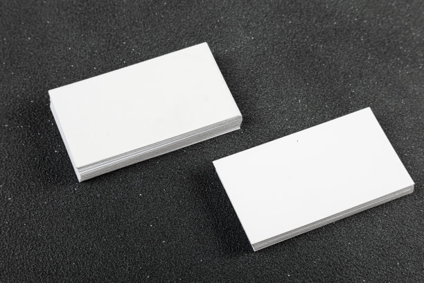 名片的照片。在黑色背景上的企业身份模型。为图形设计师的演示和作品集图片下载