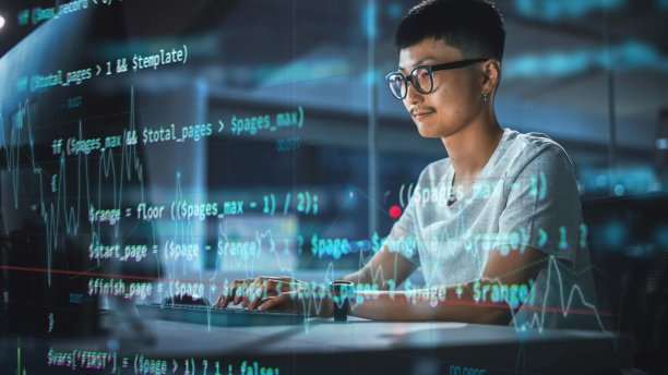 在前台运行脚本代码的可视化拍摄。一名年轻的日本男子在夜间办公室用台式电脑工作。数字企业家创建现代软件，电子商务应用程序设计。图片下载