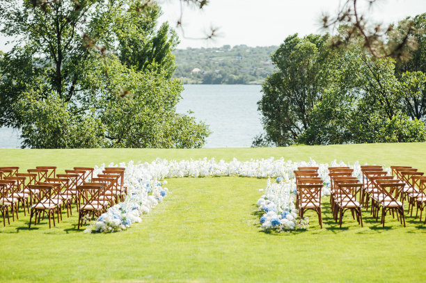 令人难以置信的美丽的户外仪式，绿色的草地，木椅和鲜花。结婚的那一天图片下载