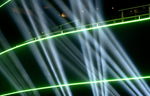 舞台灯光和金光闪闪的灯光。摘要圣诞节金色的节日背景。关注现实的射线。图片下载