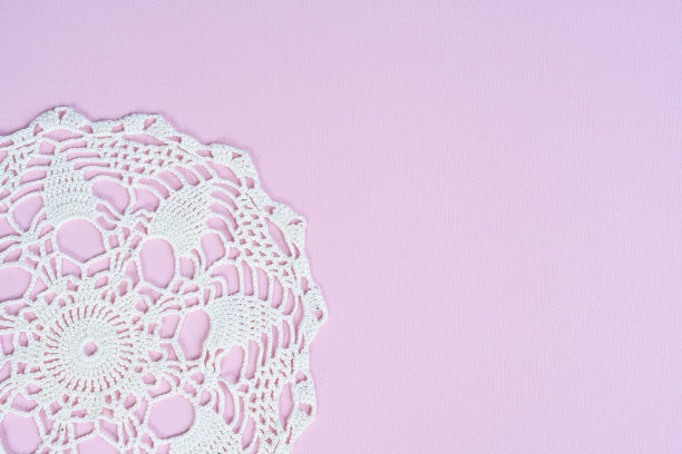 白色钩针绣花盘垫图片下载