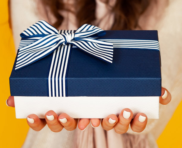 快乐的年轻女子微笑着，抱着和伸展在前面给予图片下载