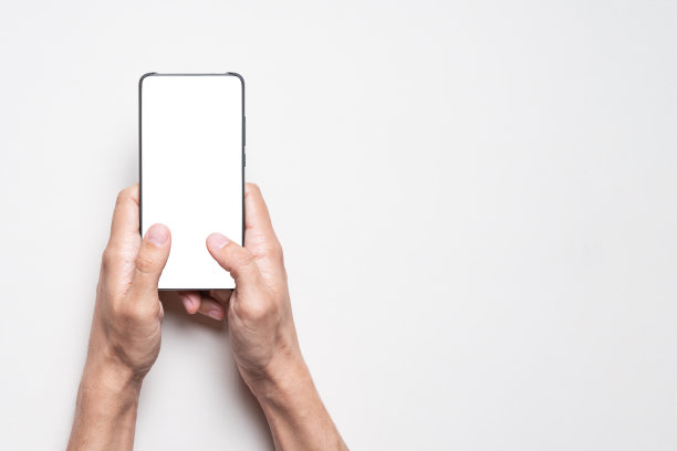 男子使用智能手机与孤立的空白屏幕。有复制空间的模型。图片下载