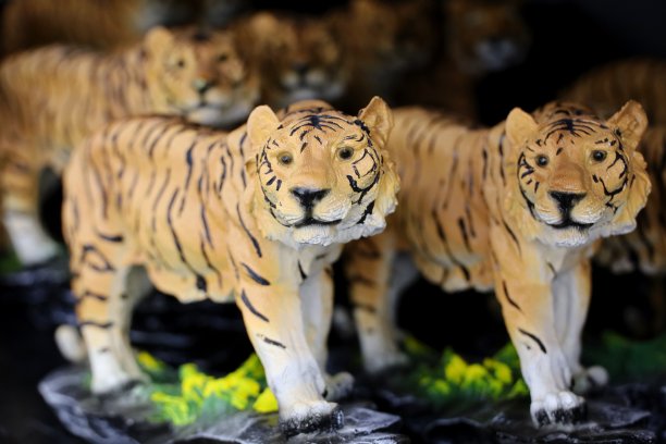 圣诞集市上的玩具老虎图片下载