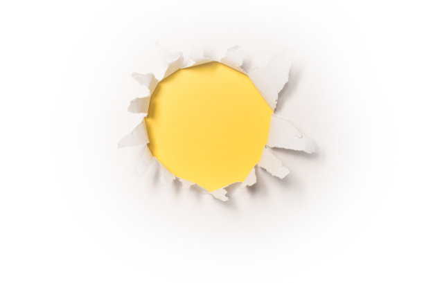 黄色背景的白纸上的一个洞。图片下载