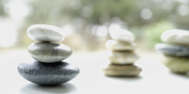 明亮柔和的微距离摄影禅宗岩石堆叠在白色的长廊在树林中图片下载