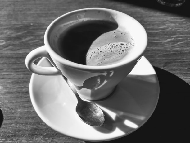一杯黑白咖啡图片下载