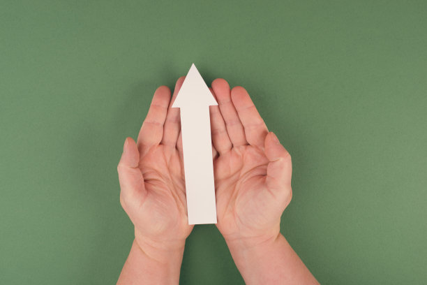 手里握着一支箭，象征着成长、成功和发展图片下载