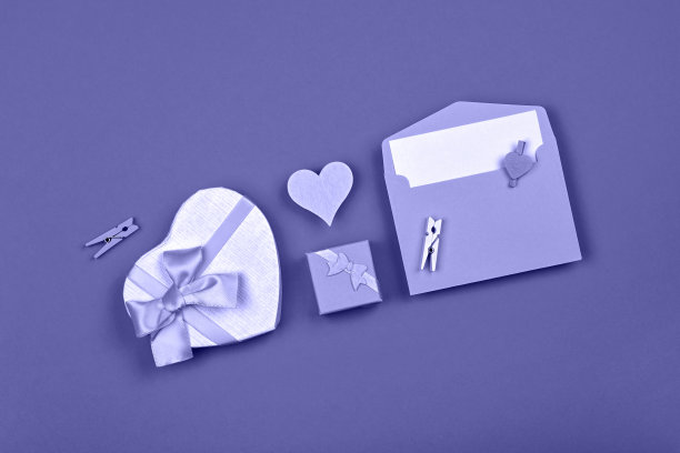 情人节礼盒和信封都是紫色的图片下载