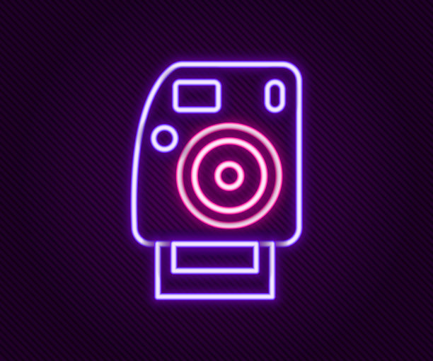 发光的霓虹灯线照片相机图标孤立在黑色背景。与相机。数码摄影。色彩斑斓的轮廓的概念。向量图片下载