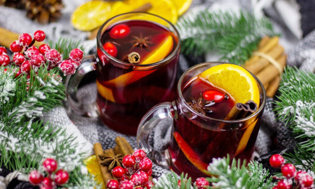 木桌上放着热红酒。新年的概念图片下载