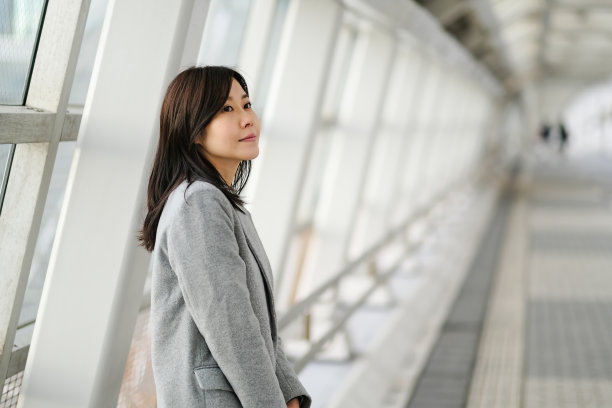 女商人靠在墙上图片下载