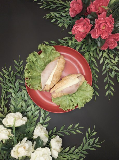 盘子里的火腿奶酪羊角面包。图片下载