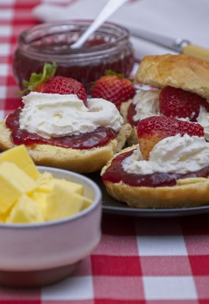 用草莓酱和奶油做的烤饼，前面放黄油块图片下载