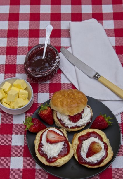新鲜的烤饼上面撒上图片下载