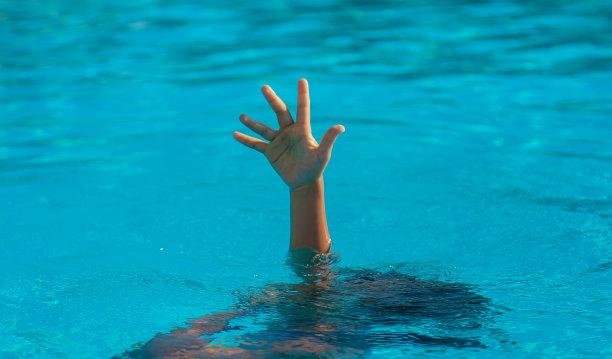 这孩子在海里快淹死了。有选择性的重点。图片下载