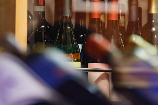 酒窖里有很多酒图片下载